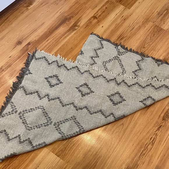 Wilfred Accessories - ARITZIA WILFRED grey & cream reversible wool blanket scarf